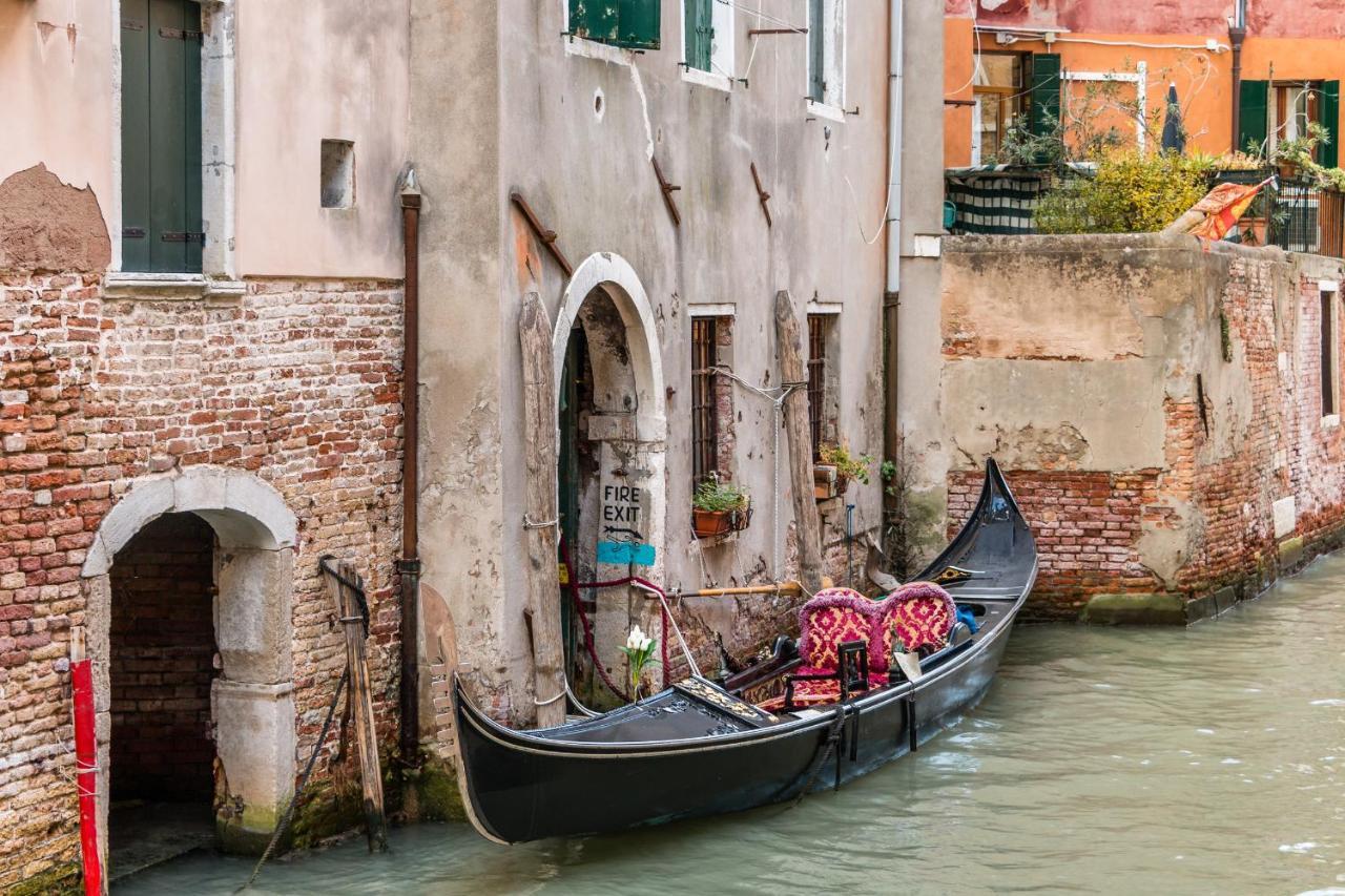 Doge'S Pantheon & St.Mark School In Hidden Venesia Bagian luar foto